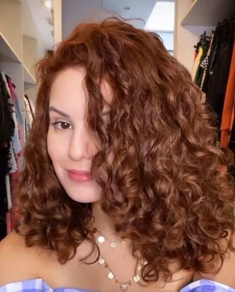 Orange Dye Over Brown Hair, Naturally Curly Auburn Hair, Copper Hair Natural Curls, Brownish Red Hair Curly, Dye Curly Hair Ideas, Brownish Red Curly Hair, Auburn Hair Curly, Copper Highlights On Brown Hair Curly, Copper Brown Curly Hair