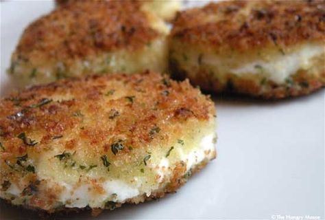 Crispy Fried Goat Cheese - If you have never ever tried goat cheese, you are truly missing out! Goat Cheese Appetizer, Fried Goat Cheese, Goat Cheese Recipes, Cheese Appetizers, Perfect Night, Think Food, Food Blogs, Garlic Bread, Cheese Recipes