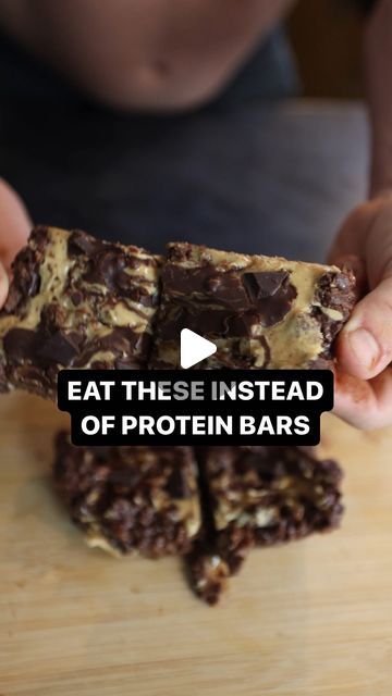 TONY MCALEAVEY on Instagram: "3 ingredient - No cook protein bars 🍫

Calories per bar 

- 260 calories 🔥
- 20g protein 💪🏽

Ingredients for 6 bars 👨🏼‍🍳

- 6 rice cakes
- 100g dark choc
- 60g peanut butter

Mix ingredients together, add water to help mix as needed, layer into try and lather your pb on boys! Boom job done 🐺" 20g Protein, No Cook, 3 Ingredient, Rice Cakes, Protein Bars, Egg Whites, 3 Ingredients, Peanut Butter, Peanut