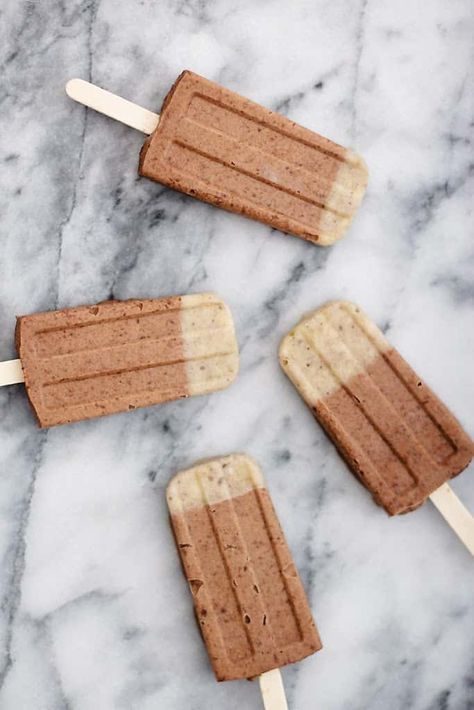 Banana Nutella Popsicles Cookie Dough Popsicles, Chocolate Popsicle Recipes, Nutella Popsicles, Chocolate Popsicles, Chocolate Pops, Banana Nutella, Ice Cream Pops, Frozen Chocolate, Peanut Butter And Chocolate