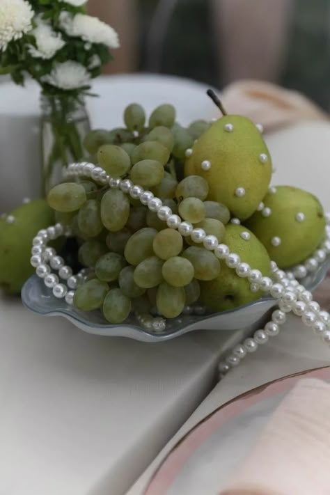 Wedding Theme Pearls, Pearl Tablescape, Pears Aesthetic, Pearl Wedding Decor, Greenery Tablescape, Micro Trends, Pears Decor, Tablescapes Wedding, Chic Wedding Venues