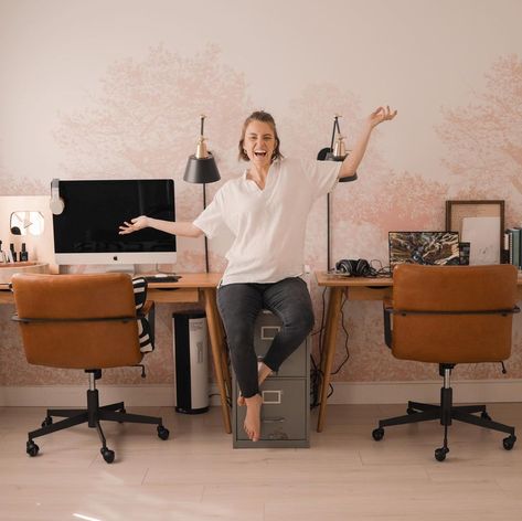 Sarah Therese on Instagram: “wallpaper dreams coming true in the office thanks to @sianzeng 🤩 new vlog on this and some more house things is LIVE. linked in my bio 🏃🏻‍♀️” Wallpaper For Office, Sarah Therese, Zen Office, Instagram Wallpaper, House Things, Dream Come True, Pink Wallpaper, The Office, Standing Desk