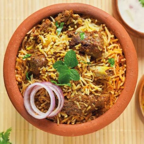 Indian Bread Naan, Mutton Biryani Recipe, Beef Biryani, Mutton Biryani, Urdu Recipe, Masala Sauce, Chicken Biryani Recipe, Dum Biryani, Vegetarian Side Dishes