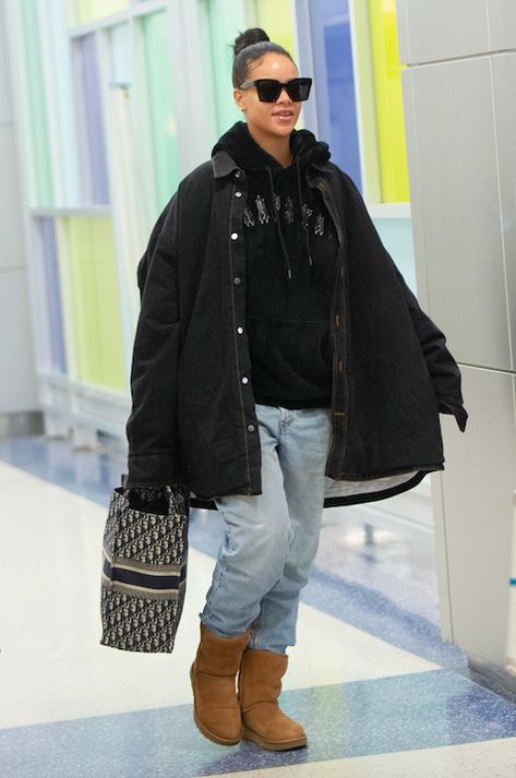 9 Ways to Wear Ugg Boots Like Katie Holmes, J.Lo, and More Airport Outfit Winter, Rihanna Beyonce, Looks Rihanna, Ugg Boots Outfit, Travel Fashion Winter, Winter Boots Outfits, Ugg Boots Tall, Black Ugg Boots, Girl Smile