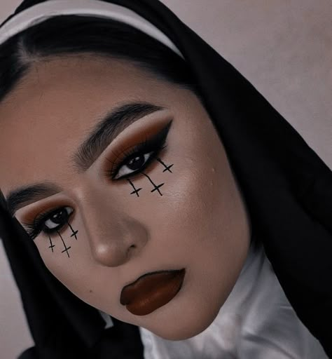 Hot Nun Halloween Costumes Makeup, Nun Makeup Look, Cute Nun Makeup Halloween, Bad Habit Nun Makeup, Scary Nun Halloween Makeup, Dark Nun Makeup, Nun Make Up Halloween, Nun Makeup Halloween Easy, Scary Nun Makeup Easy