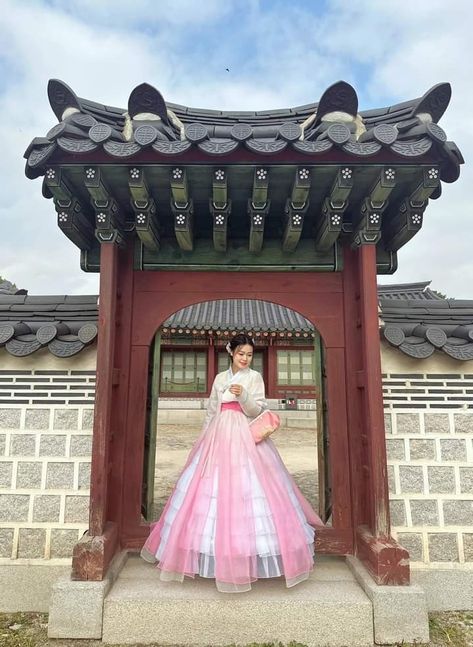 Hanbok Photoshoot Ideas, Hanbok Photoshoot, Hanbok Aesthetic, Korea Fits, Korea Pic, Seoul Photography, Korea Cafe, South Korea Trip, Korea Photography