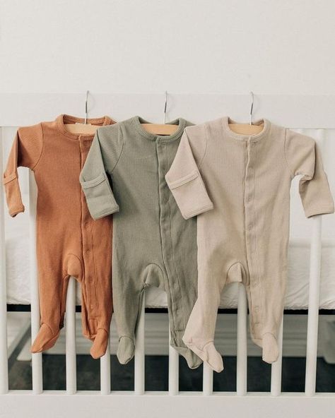 Minimal Baby, Clothes Stores, Storing Baby Clothes, Boho Baby Clothes, Fashionable Baby, Baby Boy Clothing, Baby Club, Neutral Baby Clothes, Baby Sleepers