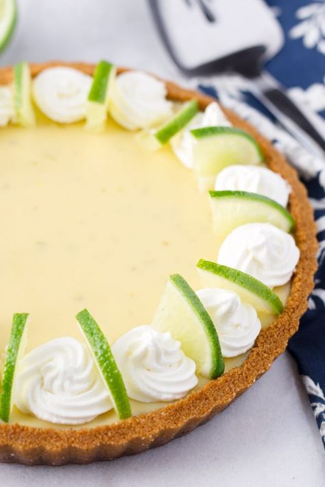 Easy Key Lime Pie! This easy and delicious key lime pie is made with an easy graham pie crust, condensed milk, eggs, and lime juice. The perfect treat for everyone! #keylimepie #limepie #grahamcrust #cookingformysoul | cookingformysoul.com Homemade Key Lime Pie, Easy Key Lime Pie, Graham Pie, Cracker Pie, Key Lime Pie Easy, Easy Custard, Homemade Graham Cracker Crust, Lime Desserts, Lime Pie Recipe