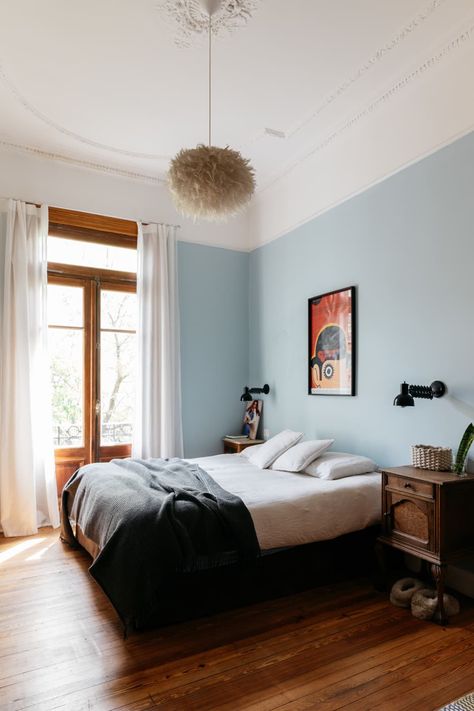 Bright Blue Bedroom, Mid Century Eclectic Bedroom, Light Blue Bedroom, Eclectic Decor Bedroom, Mid Century Eclectic, Blue Bedroom Walls, Mid Century Bedroom, Light Blue Walls, Eclectic Bedroom