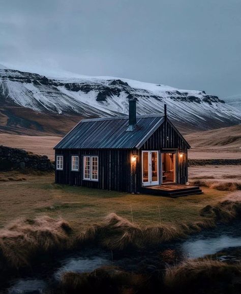 Iceland Cabin, Black Cabin, Dream Cottage, Long Island Ny, Tiny House Cabin, Cabins And Cottages, Cabin Plans, Cabin Life, Wooden House