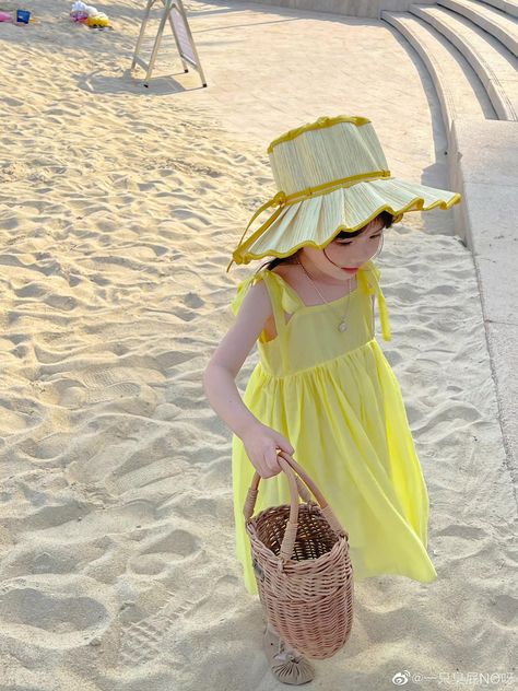 Baby Girl Beach Outfit, Ulzzang Kids, Baby Dress Design, Baby Fits, Dresses Kids Girl, Girl Mom, Kids' Dresses