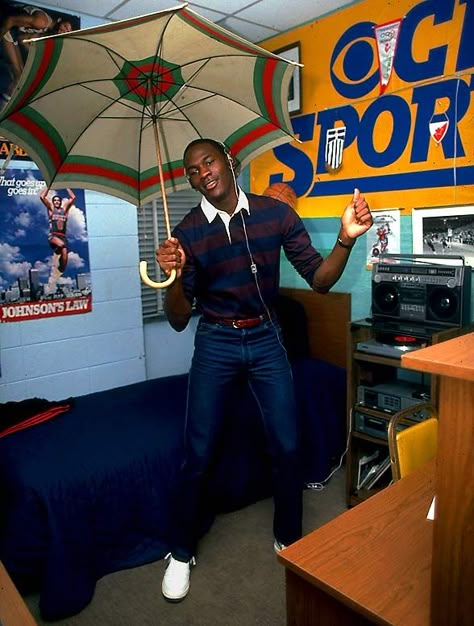 Great photo of Michael Jordan in his college dorm room, in 1983: by Sports Illustrated's Lane Stewart. Michael Jordan Photos, Looks Hip Hop, Michael Jordan Pictures, Photos Rares, Jordan Photos, Unc Chapel Hill, Photo Star, Michael Jordan 23, Lionel Richie