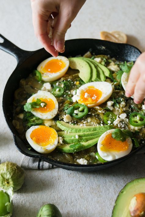 Green Shakshuka with Tomatillos — OhCarlene Green Shakshuka, Decadent Dinner, Recipes Authentic, Simple Nutrition, Delicious Lunch, Dinner Healthy, Food Nutrition, Nutrition Education, Main Courses