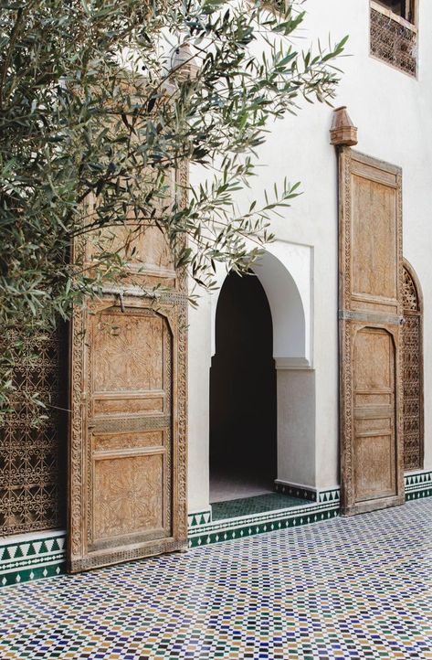 Moroccan Doors Marrakech, Moroccan Architecture Exterior, Marrakech Courtyard, Photo Shoot Places, Morrocan Courtyard, Marrakech Architecture, Morrocan Riad, Morroco Architecture, Marrakech Aesthetic