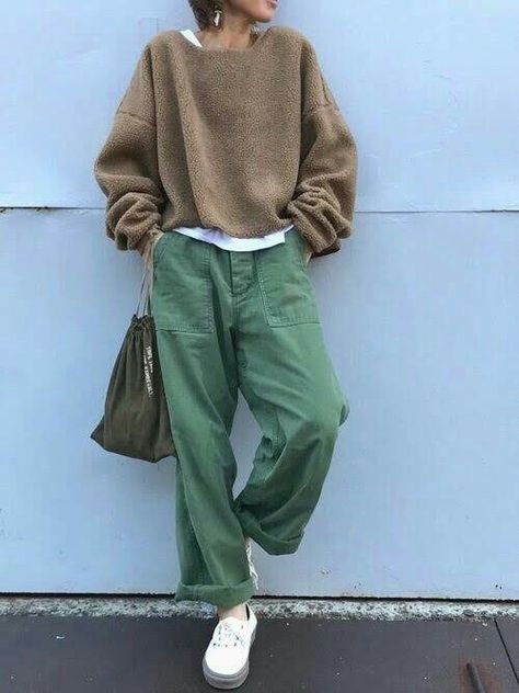 Green Pants, 가을 패션, Inspiration Mode, Mode Vintage, Looks Style, Outfit Casual, 80s Fashion, Look Fashion, Minimalist Fashion