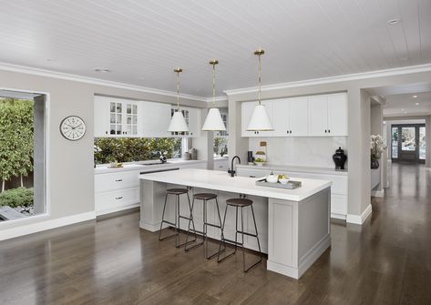 Metricon Bayville display home with modern Hamptons kitchen Modern Hamptons Kitchen, Hamptons Style Bedrooms, Hampton Style Kitchen, Hamptons Style Interior, Hamptons Kitchen, Model Dapur, Modern Hampton, Shaped Kitchen, Classic Kitchen