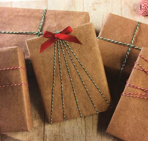 Cutely Wrapped Gifts, Yarn Wrapping Gifts, Gift Wrapping With Raffia, Farmhouse Gift Wrapping, Twine Christmas Wrapping, Gift Wrapping With Twine, Unique Present Wrapping Ideas, Fall Gift Wrapping, Brown Christmas Wrapping Paper Ideas