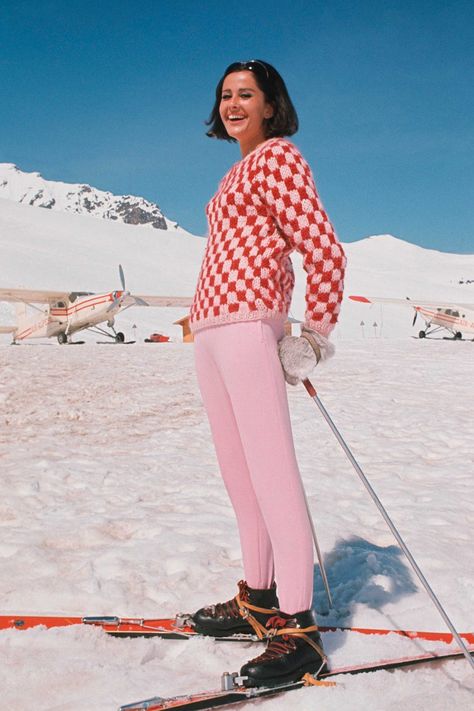 Vintage Ski Photos Retro Vibes 80s Ski Fashion, 80s Ski Party Outfit, Vintage Ski Outfit, Retro Ski Outfit, Vintage Skiing Aesthetic, Ski Photo Ideas, Vintage Ski Photos, Ski Photos, Ski Pics