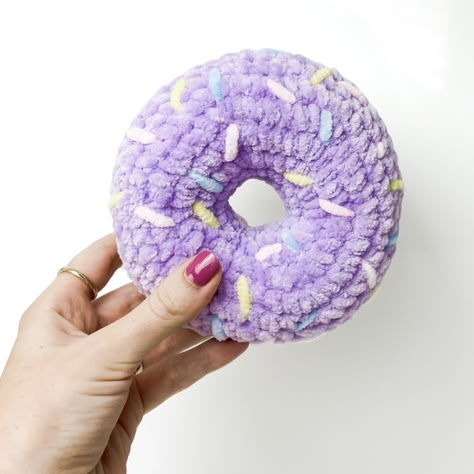 Rose and Lily Amigurumi: Crochet Donut - Free Crochet Pattern Crochet Donut, Chunky Yarn Crochet, Crochet Turtle Pattern, Easy Amigurumi Pattern, Crochet Toys Free Patterns, Butterfly Tutorial, Donut Pattern, Crochet Toys Free, Easy Crochet Animals