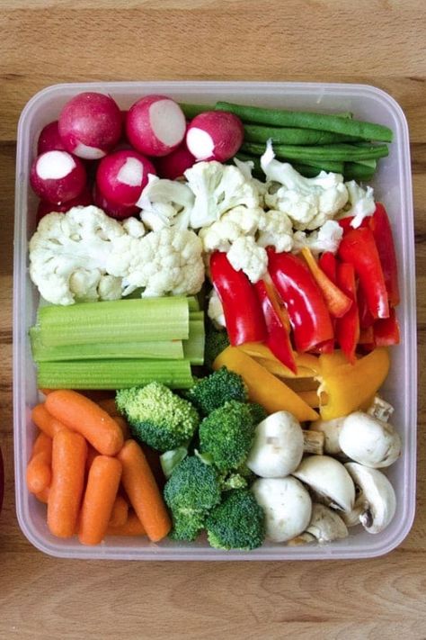 Prepping a veggie box once a week will make your life easier, increase your vegetable intake, and round out all of your meals. Veggie Lunch Box Ideas, Fruit And Veggie Meal Prep Lunch Ideas, Food Prep Vegetables, Increase Vegetable Intake, Veggie Packed Lunches, Veggie Snacks On The Go, Raw Veggies Snacks, 5 A Day Fruit And Veg, Raw Veggie Meals