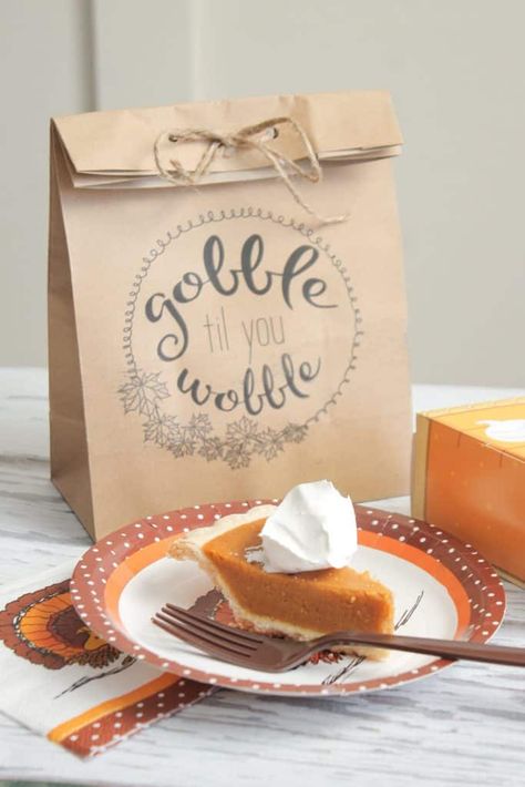 Send your guests home with these easy to make Thanksgiving Leftover Bags! Dinner Conversation Starters, Paper Bag Crafts, Print On Paper Bags, Diy Thanksgiving, Thanksgiving Leftovers, Thanksgiving Printables, Thanksgiving Crafts, Crafty Craft, Holidays Thanksgiving