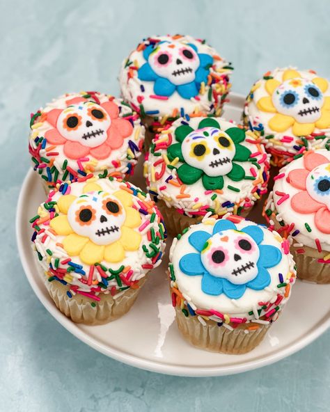 Dia de los muertos cupcakes available for preorder on our website! . . . . #hollywoodbakedgoods#EatHBG#seattlewedding#seattlebakery#seattlebaker#seattleeats#bestfoodseattle#seattlefood#seattlecakes#bakery#baking#pnwlife#seattle#bellevue#kirkland#totemlake#customcakes#cakedecorating#diadelosmuertos Sugar Skull Cupcakes, Skull Cupcakes, Decorating Desserts, Cupcake Wars, Halloween Treats Easy, Cupcake Ideas, Dessert Decoration, Dia De Muertos, Halloween Treats