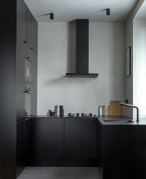 Dark Grey Interior Design, Black Kitchen Small Apartment, Apartment Kitchen Black Countertop, Minimalist Kitchen Black Countertop, Tiny Kitchen Black Cabinets, Concrete Black Kitchen, Small Black Kitchen, Glossy Kitchen, Minimalist Living Room Decor