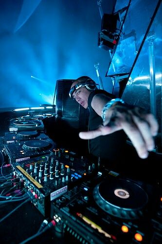 Dj Pose Reference, Dj Profile, Nightclub Photography, Dj Photoshoot, Dj Wallpaper, Life Movie, Dj Club, King Card, Dj Photography