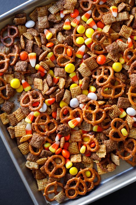 Pumpkin Spice Snack Mix - This easy fall chex mix recipe is perfect for your harvest parties! Fall Chex Mix Recipe, Fall Snack Recipes, Fall Chex Mix Recipes, Pumpkin Spice Snack Mix, Pumpkin Spice Snack, Fall Recipes Snacks, Fall Snack Mixes, Easy Snack Mix, Snack Mix Recipe