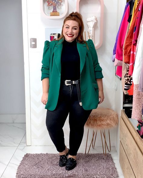 Blazer colorido: como usar e ficar mais fashion! – JUROMANO.COM Outfit Ideas Work Plus Size, Spring Plus Size Outfits Work Clothes, Look Frio Plus Size, Office Outfits Women Plus Size Workwear, Interview Outfit Plus Size, Office Outfits Women Plus Size, Looks Blazer, Curvy Work Outfit, Mama Outfits