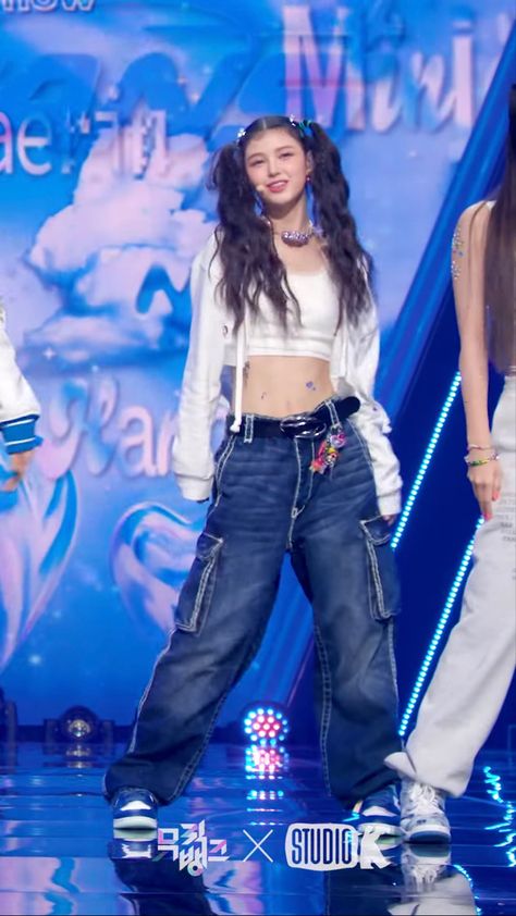 Concert Outfit Jeans, Outfits Colorful, White Pants Outfit, Kpop Concert Outfit, Latina Outfit, Western Outfits Men, Casual Attire For Women, Preformance Outfits, New Jeans Style