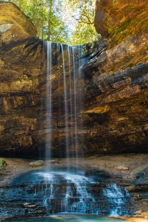 This Hidden Spot In Tennessee Is Unbelievably Beautiful And You’ll Want To Find It Tennessee Waterfalls, Smokey Mountains Vacation, Tennessee Road Trip, Mountains Vacation, Tennessee Travel, Tennessee Vacation, Gatlinburg Tennessee, Mountain Vacations, Pigeon Forge