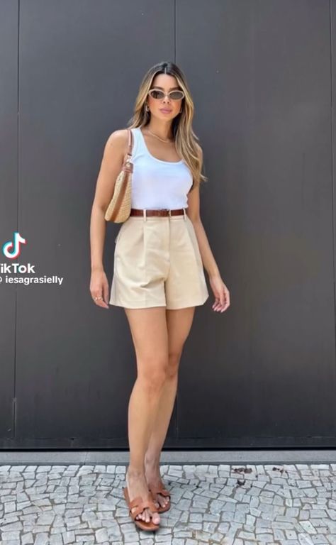 How To Style Brown Shorts, Outfit Short Beige, Beige Shorts Outfit, Outfits 40s, Looks Com Short, Nude Outfits, Modest Casual Outfits, Beige Outfit, Capsule Outfits