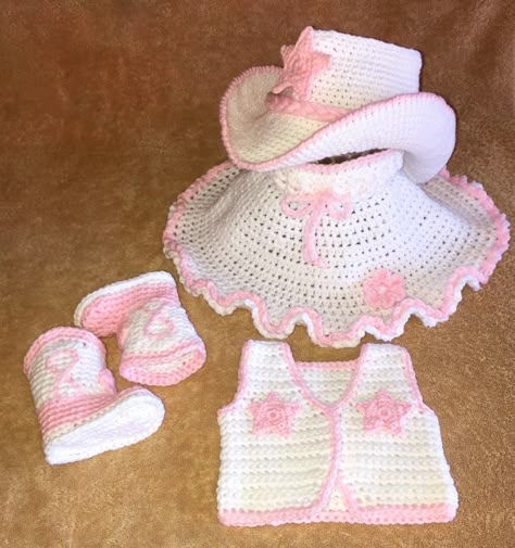 Baby Cowgirl Outfits, Outfit Cowboy Boots, Cowgirl Vest, Crochet Cowboy Hats, Baby Cowgirl, Baby Cowboy Boots, Artisanats Denim, Crochet Newborn Outfits, Outfit Cowgirl