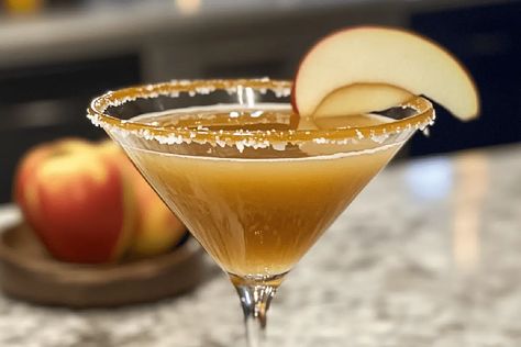 Indulge in the sweet and salty goodness of this Salted Caramel Apple Martini. A perfect blend of apple, caramel, and vodka for fall! Caramel Apple Pie Drink Alcohol, Apple Pie Drink Alcohol, Apple Martinis, Apple Pie Drink, Apple Martini Recipe, Salted Caramel Vodka, Caramel Apple Martini, Caramel Drinks, Caramel Vodka