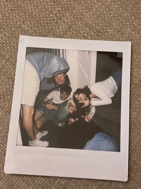 Polaroid Photography, Photo Polaroid, Vintage Polaroid, Polaroid Pictures, Polaroid Photos, Teenage Dream, How To Pose, Friend Photos, On The Floor