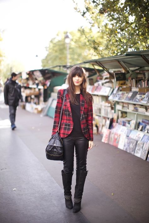 Scottish Fashion Woman, Plaid Jacket Outfit, Red Plaid Jacket, Scottish Fashion, Blazer Outfits, Plaid Blazer, Plaid Jacket, Outfits Casuales, Red Plaid