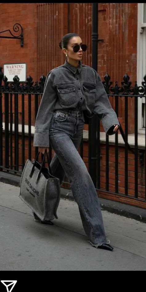 Grey Blazer Street Style, Grey Jeans Street Style, Gray Denim Outfit, Streetwear 2024 Trends, Grey Loose Jeans Outfit, Grey Black Jeans Outfit, Look Jean Gris, Gray Jean Outfit, Grey Jeans Outfit Black Women