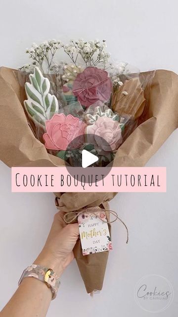 Flower Bouquet Decorated Cookies, Cookie Flower Bouquet Royal Icing, Wedding Gift Cookies, Floral Cookie Bouquet, Flower Cookie Boquets, Cookie Bouquet Valentines Day, Royal Icing Cookie Bouquet, Valentine Cookie Bouquet Ideas, Valentines Cookie Bouquet