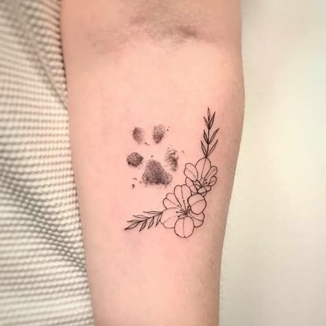 Pet Tattoo With Flowers, Paw Print Daisy Tattoo, Dog Print Tattoo With Flowers, Cat Memorial Tattoo Paw, Paw And Flower Tattoo, Paw Print Memorial Tattoo, Small Pet Tattoos, Dog Memorial Tattoo, Daisy Tattoos