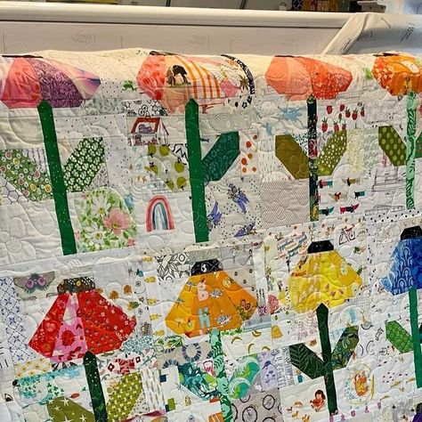 Terri Neil on Instagram: "All I can say is — this quilt was mesmerizing to longarm! The blocks in this #echinaceafieldquilt by @woollypetals were each made by different individuals then assembled by @heidi.bickfordmurray   And oh, the #lowvolumefabric used in the backgrounds of these flowers. I’m just over here swooning.  Are you seeing the bees in the panto?  Panto: #honeybeemeanderpanto from ‘Quiltable’  #quiltingrubies #flowerquilt #echinaceaquilt  #echinaceaquiltblock  #lowvolumequilt  #lowvolumequiltblock  #scrappyquilt  #scrappyquiltblock #modernquilt #beepanto  #quiltabledesigns  #floralquilt  #floralquilts #quiltcollaboration" Quilts Floral, Artsy Quilts, Quilt Collage, Low Volume Quilt, Snowman Quilt, Bright Quilts, Flower Quilts, Quilt Art, Bird Quilt