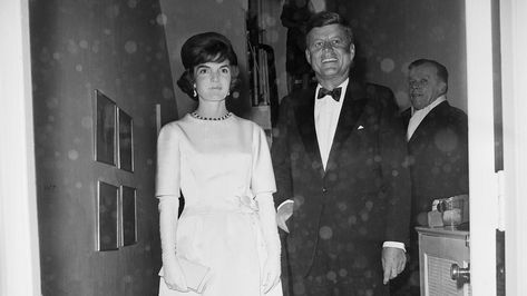 John F. Kennedy and Jacqueline Kennedy leave their Georgetown home to attend an Inaugural Concert at Constitution Hall and the gala at National Guard Armory Feeling Alive Again, Lady Of Style, Old Drawings, Chanel Suit, Space Fashion, John Fitzgerald, The Kennedys, Plain Outfits, Elizabeth Hurley