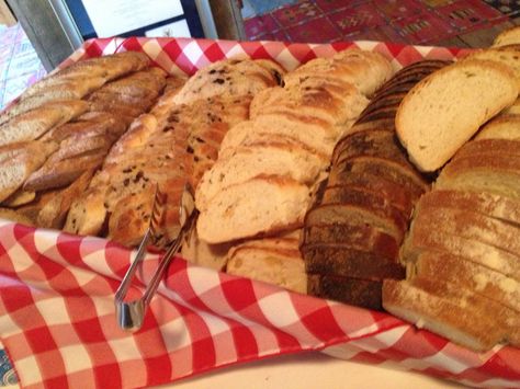 Bread basket display for charcuterie and cheese display Bread Tray Ideas Display, Bread Platter Ideas, Bread Platter Display, Bread Display Ideas Buffet, Breads And Spreads Display, Bread Basket Ideas, Bread Basket Ideas For Table, Bread Basket Display Buffet, Bread Showpiece Display