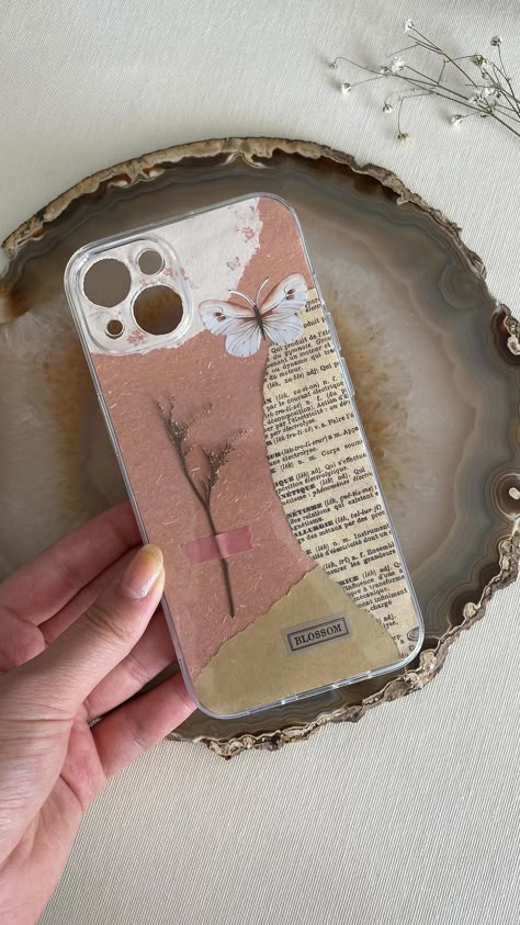 How To Make Phone Cover, Vintage Aesthetic Phone Case Diy, Mobile Covers Diy Phone Cases, Phone Cover Making, Phone Back Cover Ideas, Handmade Phone Case Painted, Phone Cover Ideas Aesthetic, Vintage Phone Cover, Mobile Cover Diy