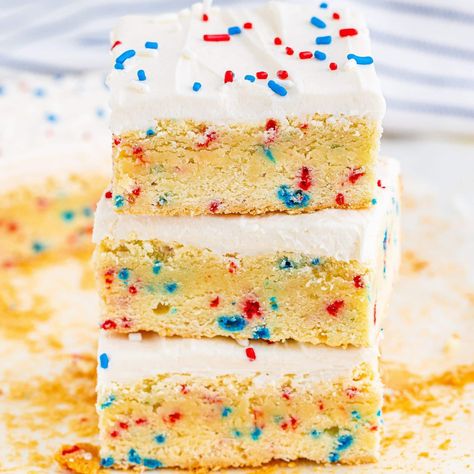 4th Of July Sugar Cookie Bars Recipe 4th Of July Sugar Cookie Bars, 4th Of July Cookie Bars, Patriotic Sugar Cookie Bars, 4th Of July Brownies, Caramel Apple Spice Cake, Apple Spice Cake Recipe, Sugar Cookie Bars Recipe, Cheerio Treats, Gooey Desserts