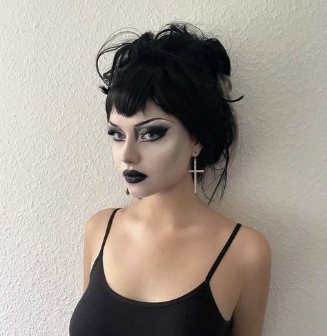 Low Key Goth Makeup, Smoky Goth Makeup, Goth Makeup Thick Eyebrows, Goth Party Makeup, Goth Makeup For Men, Trade Goth Makeup, Daily Goth Makeup, Trad Goth Makeup Looks, Elegant Goth Makeup