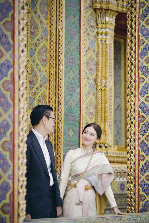 Clothing Photoshoot, Thai Traditional Clothing, Thailand Traditional, Traditional Thai Clothing, Photoshoot Couple, Simple Wedding Gowns, Thailand Art, Thai Wedding, Mood And Tone