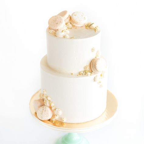 Wedding Cake With Macarons, Cake With Macarons, Wedding Macarons, Wedding Cake Vanilla, Macaron Cake, Gold Sprinkles, Pear Cake, Bowl Cake, Romantic Wedding Cake