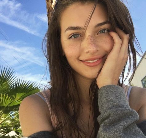 Jessica Clement, Freckles Girl, Cute Brunette, Foto Art, Brunette Girl, Beauty Videos, Brunettes, Beauty Face, Girl Face