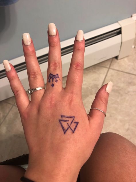 Cute temporary pen tattoo Hand Tattoo With Pen, Simple Pen Tattoos, Gel Pen Tattoo Ideas, Cute Small Pen Tatoos, Pen Tatoos Ideas, Cute Pen Tattoos Easy, Tattoo Ideas Pen, Easy Hand Tattoos With Pen, Pen Tattoo Ideas